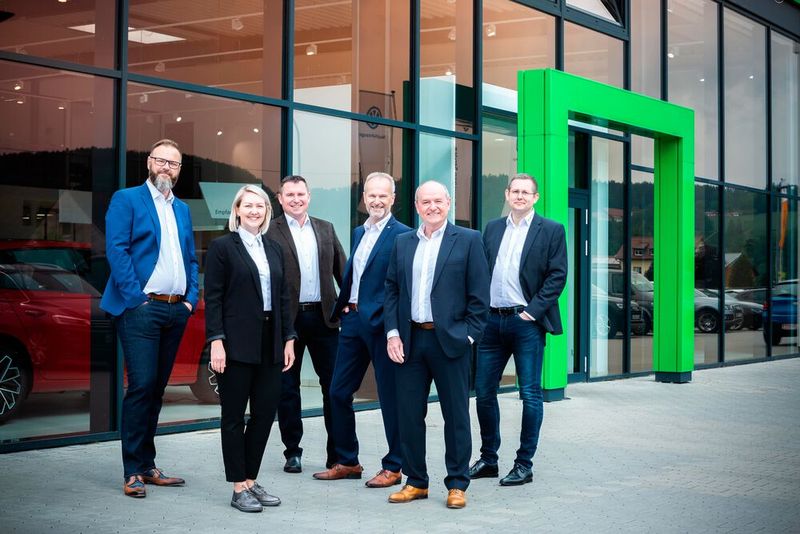 Das Führungsteam vom Autohaus Vetter mit Geschäftsführer Otto Büttner-Vetter (2. v. re.) und seiner Tochter Eva Vetter. (Bild: Autohaus Vetter)