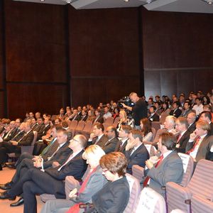 Vor mehr als 200 geladenen Gästen konnte man sich einen Eindruck davon machen, wie der aktuelle Forschungsstand rund um Graphen ist.