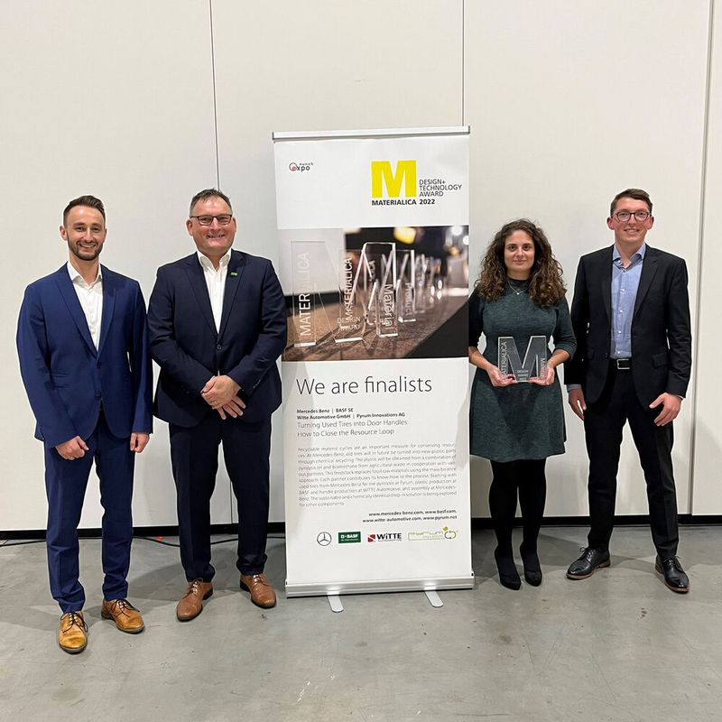Die Projektpartner wurden für den gemeinsam entwickelten Lösungsansatz am 5. Oktober 2022 in Berlin als Gewinner des Materialica Design + Technology Awards 2022 in der Kategorie Material ausgezeichnet. Von links nach rechts: Georg Stalter (Witte Automotive), Oliver Geiger (BASF), Eleni Kougioumtzi (Mercedes-Benz) und Simon Hoebel (Mercedes-Benz)