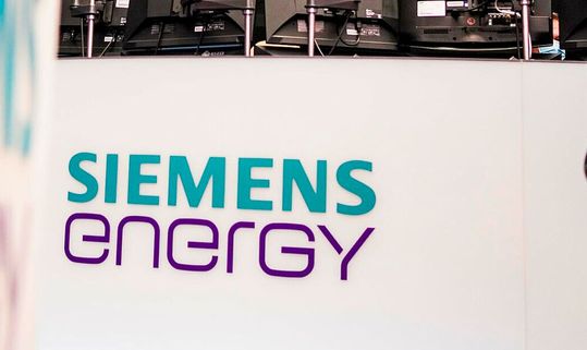 Siemens Engery hat gestern darüber informiert, dass der geplante Stellenabbau in Deutschland weniger scharf wird, wie zunächst angekündigt. Mindestens 300 Jobs weniger würden dem nun zum Opfer fallen. Dennoch verlieren Tausende ihre Arbeit.(Bild:  dpa)