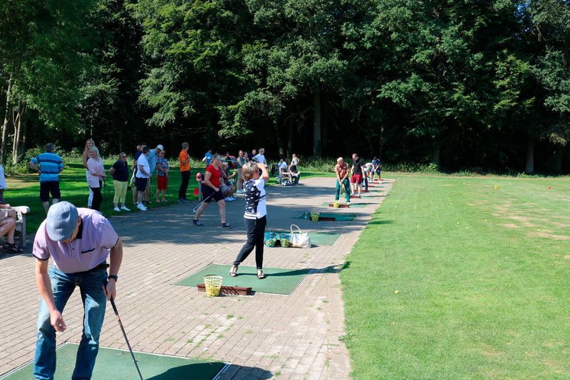 Die „Schnuppergolfer“ üben den Abschlag auf der Driving Range. (MichaelTelecom)