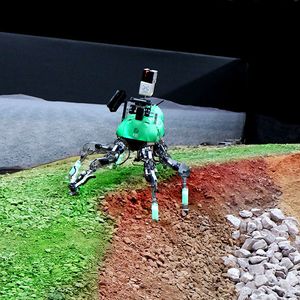 Der Laufroboter Lauron wurde am FZI entwickelt und kann sich selbst in unwegsam Gelände sicher fortbewegen. Im Projekt intelliRISK setzt ihn das FZI als Test- und Evaluationssystem ein.
