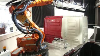 Reinigungssysteme für die Automobilindustrie: Der 6-Achs-Roboter mit der Industrie-Schwertbürste von Wandres ist Tag und Nacht im Technikum im Einsatz. Alle Achsen sind mit verschiedenen Energiezuführungen von Igus ausgerüstet, damit die Leitungen den anspruchsvollen Bewegungen standhalten. (Archiv: Vogel Business Media)