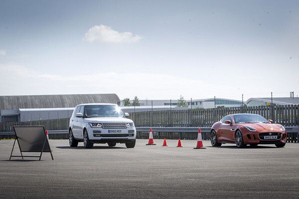 Der Hersteller arbeitet sogar an einem System, das die Hirnströme misst und bewertet; das kann in Zukunft über Sensoren am Lenkrad geschehen. (Jaguar Land Rover)