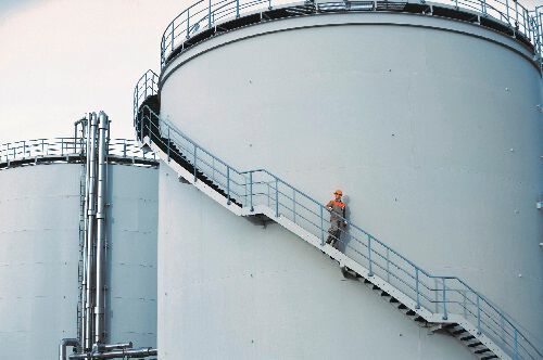 Im Chemiepark Leverkusen gelangten offenbar rund vierzehn Prozent des Tankinhalts ohne zusätzliche Aktivkohle-Filterung in die Kläranlage. (Currenta)