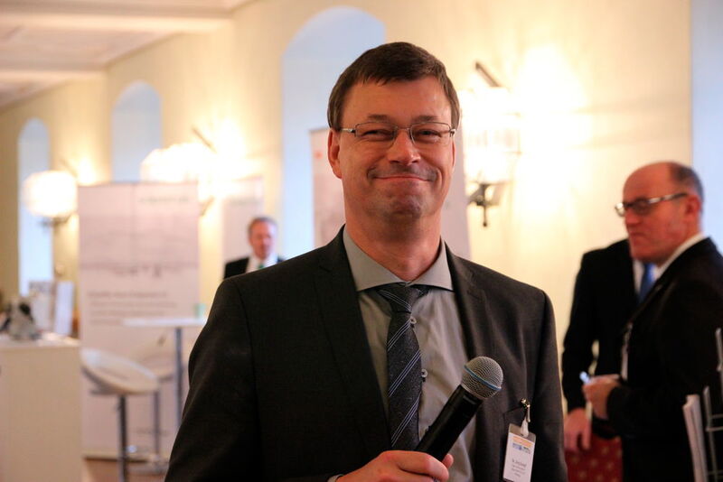 Es kann losgehen: Dr. Jörg Kempf, stellv. Chefredakteur PROCESS, trommelt die Teilnehmer für den traditionellen Ausstellerrundgang zusammen ... (PROCESS / Ernhofer)