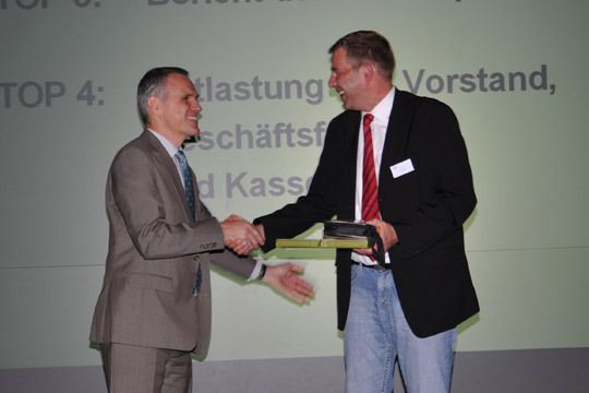 Für den scheidenden Andreas Jansen gab es Geschenke. (Archiv: Vogel Business Media)