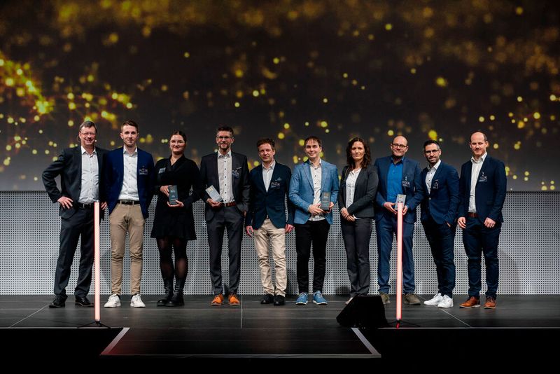 So sehen (Prozessindustrie-)Sieger aus: Die Verfahrenstechnik-Experten konnten auch 2025 mit innovativen Produkten und Entwicklungen in insgesamt vier Kategorien punkten. (Bild: VCG / Human)