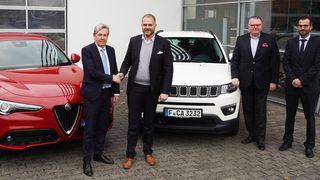 Frische Beziehung (von links): FCA-Netzentwickler Roland Schulte, der Markenverantwortliche bei Thiel, Benedikt Altrogge, Thiel-Chef Ulrich Hofmann und der Regionalleiter des Importeurs, Friedemann Tuch – zum Vergrößern bitte klicken. (Bild: FCA)