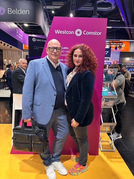 Mit einem blauen Jacket wirken Robert Jung (Westcon) und ich gleich viel souveräner. (Bild: Vogel IT-Medien)