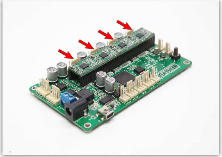 Der 3D-Drucker Velleman K8200 im Aufbau: Die Kontrollerplatine des Druckers verfügt über 4 Motortreiber. Dies sind 4 kleine Leiterplatten auf der Oberseite der Hauptplatine. Diese Treiber kontrollieren den Strom, der durch jeden Motor fließt. Kalibrieren Sie jeden Motor, damit diese korrekt funktionieren. (Bild: Velleman nv)