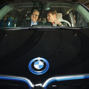 Für BMW war er ein Imageträger – und so holten beispielsweise der frühere Bundesaußenminister Joschka Fischer oder der damalige Leipziger Oberbürgermeister Burkard Jung einen i3 im Werk in Leipzig ab.(Bild:  BMW)