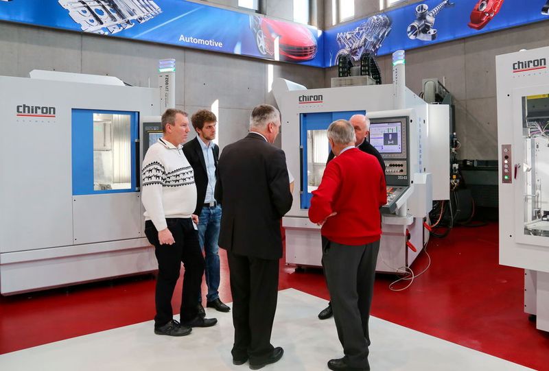 Chiron präsentierte die neue  FZ08 MT Precision Plus (Mitte), die vor allem für die hochpräzise Fertigung in der Medizintechnik ausgelegt und fexibel einsetzbar ist, sowohl für die Fertigung ab Stange als auch von Futterteilen. (Bild: Anne Richter, SMM)