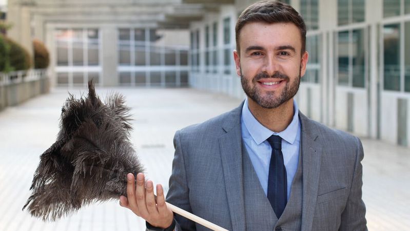 Einer muss die Ecken ausfegen und dafür sorgen, dass Geldwäsche nirgendwo im Unternehmen anhaften kann – der Chef.(Bild:  © ajr_images - adobe.stock.com)