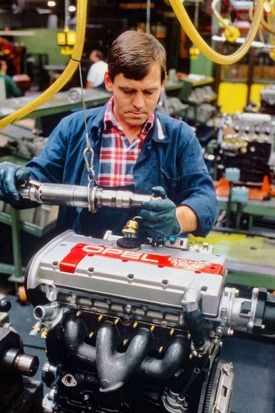 Die ersten kompletten Vierzylinder-Aggregate der Motorenfamilie II, mit 1.8 und 2.0 Liter Hubraum, wurden 1981 gebaut. Die Fertigung von Dieselmotoren nahm das Werk 1982 auf. (Bild: Opel)