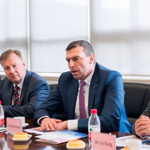 Dr. Markus Steilemann (CEO Covestro, M.) und die Mitglieder der Covestro-Tongji Innovation Academy diskutieren neue Branchentrends.