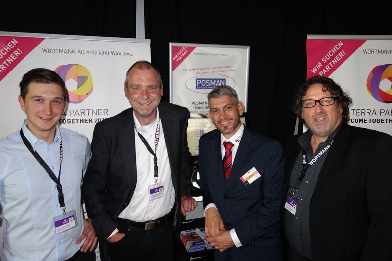 (v. l.) Kamil Mlynarczyk und Jürgen Münstermann, poe GmbH, mit den Nachbarn Olf Preiss und Wilhelm Fritz, Schwarz Computer (Bild: IT-BUSINESS)