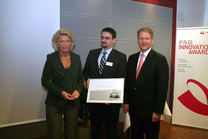 Maria-Elisabeth Schaeffler, Gesellschafterin, und Dr. Jürgen M. Geißinger (rechts), Vorstandsvorsitzender der Geschäftsleitung der Schaeffler Gruppe, gratulieren Dr.-Ing. Matthias Behrendt zu einem Anerkennungspreis im Segment Product Innovation. Bild: Schäfer (Archiv: Vogel Business Media)