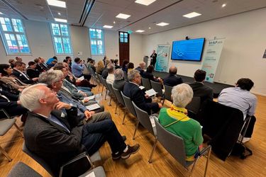 Im Eltzer Hof in Mainz feierte die klinische Krebsregistrierung ihr zehnjähriges Bestehen. Die Teilnehmenden blickten auf eine Dekade voller Erfolge und Meilensteine zurück: Seit 2016 werden flächendeckend stationäre und ambulante Patientendaten erfasst – inzwischen liegen Daten von nahezu einer Million Krebspatientinnen und -patienten vor.  (Bild: © Institut für digitale Gesundheitsdaten RLP)