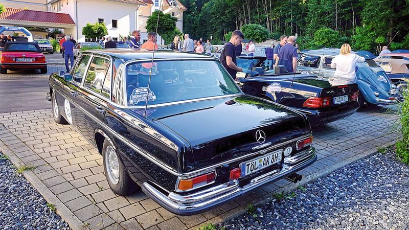 Die Meister-Classic 2021 der Kfz-Innung Oberbayern: mit dabei ein Mercedes 300 SEL, Baujahr 1969. (Bild: Zietz/»kfz-betrieb«)