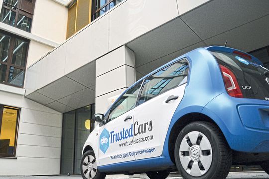 Ein Knopfdruck für den Interessenten und dann ist das Auto gekauft: Über den Marktplatz Trusted Cars können Händler den Verkauf von Fahrzeugen komplett online abwickeln.(Bild:  Achter)