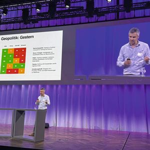 Marcel Salathé, Ko-Direktor EPFL AI Center ist digitaler Epidemiologe und KI-Experte und stellte die Frage: «Wird Intelligenz zu teuer für die Schweiz?»(Bild:  Anne Richter, VCG)