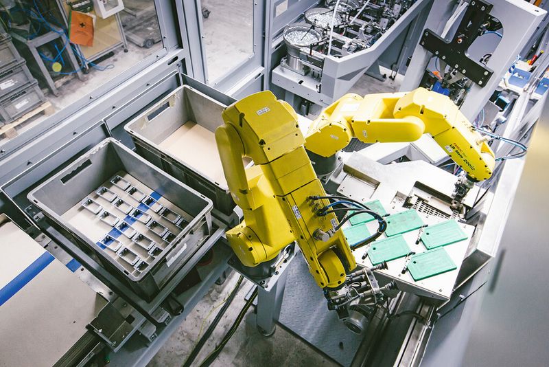Der Bedienroboter zum Sortieren und Ablegen der Teile. (Bild: Maiwolf)