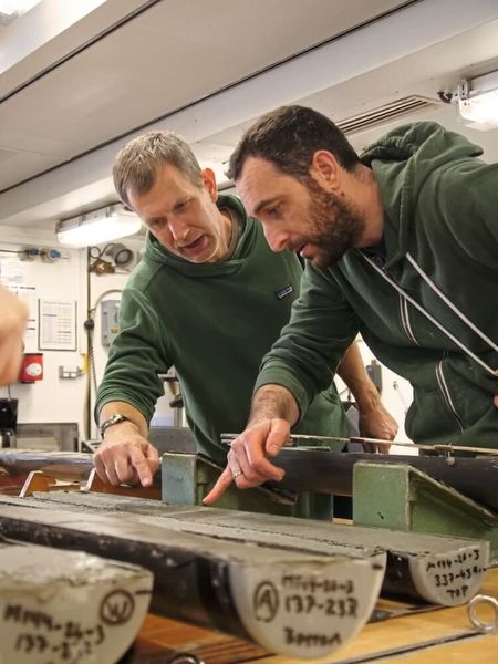 Die Sedimentkerne aus dem Ägäischen Meer bestehen aus grün-grauem Schlamm. Er enthält unter anderem Pollenkörner, die ins Meer transportiert worden sind. Im Bild: Prof. Dr. Jörg Pross (links) und Dr. Andreas Koutsodendris. (Bild: Bertil Mächtle)