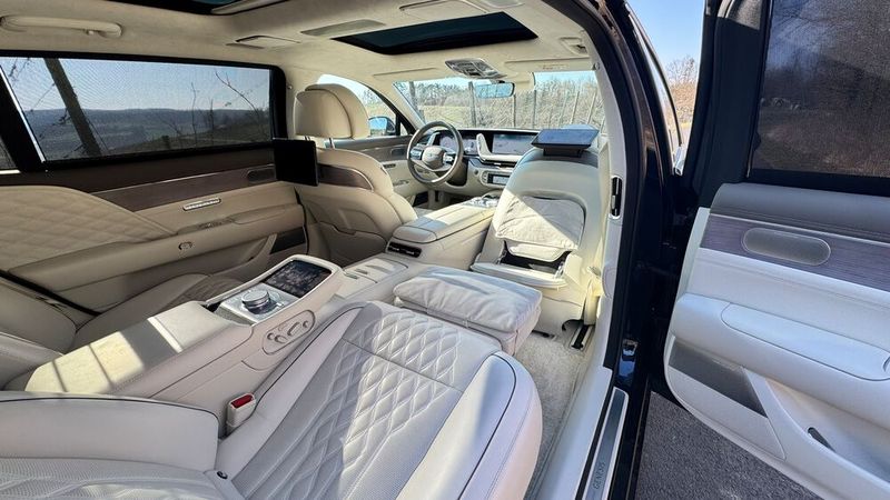 Der wahre Chefsessel: Die hintere rechte Sitzposition ist das Herzstück des G90. Mit einer einzigen Berührung verwandelt sich der Sessel in eine nahezu vollwertige Liege, während der Beifahrersitz elektrisch nach vorne fährt. (Bild: Schreiner – VCG)