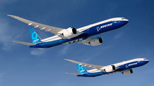 Bei Boeing streicht wieder ein rauher Wind durch die unternehmerischen Gassen, denn die Auslieferung des großen Jets 777X wird erst ein Jahr später erfolgen, als zuvor geplant. Hier die Detail ...(Bild:  Boeing)