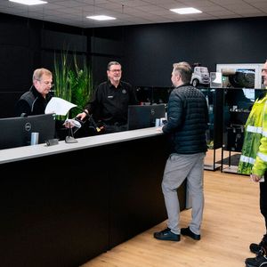 Rat und Tat im Originalteile-Shop von Mercedes-Benz Händler LUEG in Bochum(Bild:  Dr. Claudia Posern | LUEG AG & Co. KG)
