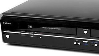 Der japanische Hersteller Funai produzierte als letzter Anbieter weltweit noch VHS-Videorecorder (hier ein Kombigerät mit DVD-Recorder). Im laufenden Monat will Funai die letzten Recorder für das VHS-Format fertigen. (Funai)