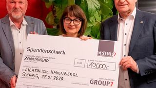 Klaus Spielmann, Leiter Unternehmensentwicklung bei Group 7, Johanna Hofmeir, Gründerin und Leiterin des Lichtblick Hasenbergl, und Günther Jocher, Vorstand von Group 7 (v.l.) bei der Übergabe des 10.000-Euro-Schecks. (Group7)