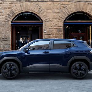 Mit 49 bzw. 61 kWh maximaler Kapazität fallen die beiden Batterieversionen schmal aus.(Bild:  Suzuki)