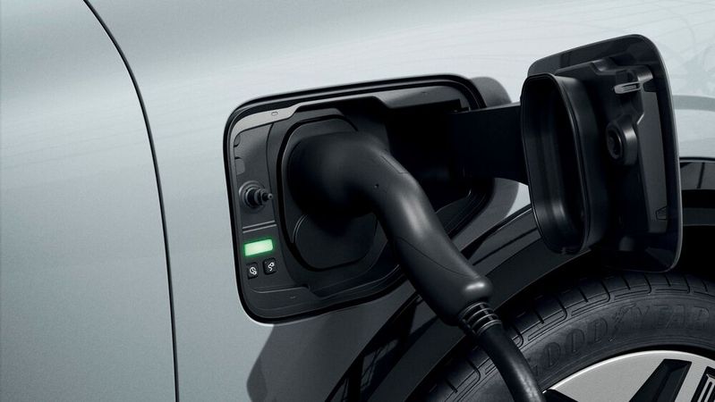 Der Vorschlag des Automobilexperten Ferdinand Dudenhöffer soll den Kauf eines Diesel- oder Benziner-Pkws unattraktiver machen.(BMW)