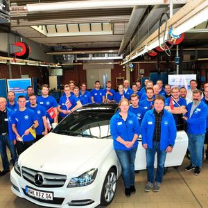 Gruppenbild mit Prüfern: Die zahlreichen, aus dem gesamten Bundesgebiet angereisten Prüfer sorgten wieder für einen fairen und reibungslosen Wettbewerb.