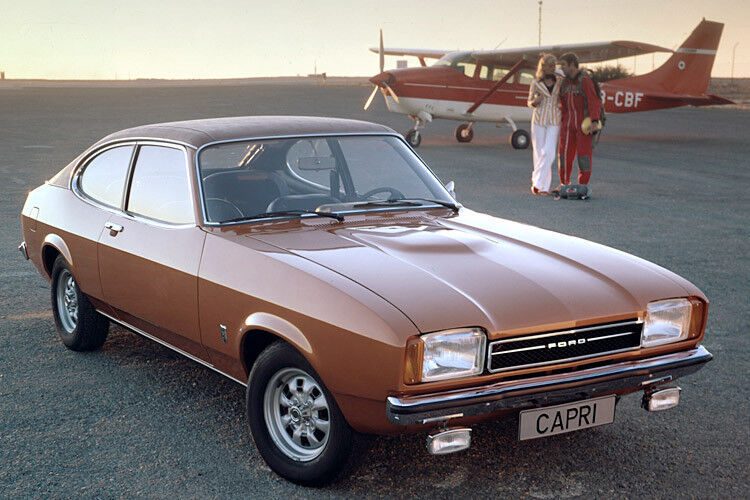Platz 8: Ford Capri II ab 1974. Er war der erste Familiensportler im Stil amerikanischer Muscle Cars. Unendlich lange Motorhaube für potentiell viele Pferdestärken, dazu ein kurzes, schnelles Heck und das Ganze zu erschwinglichen Kosten. Perfektionieren sollte dieses Paket der Capri II mit praktischer Heckklappe. Fast 1,9 Millionen Einheiten der Kultcoupés konnte Ford bis 1987 verkaufen – damit hatten nicht einmal die Macher des Mustang gerechnet. (Foto: Ford)
