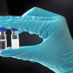 Links: klare Loesung, rechts: feinste „Öltröpfchen“ trüben die Lösung. In ihrem Inneren gibt es kaum Wasser. Daher können hier Anhydride, die zur Aufspaltung in Carbonsäuren Wasser benötigen, länger überleben.