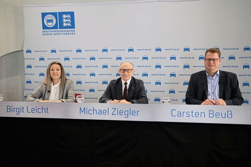 Präsentierten die Zahlen für 2025: (v. l.) Pressesprecherin Birgit Leicht, Präsident Michael Ziegler und Hauptgeschäftsführer Carsten Beuß.(Bild:  Kfz-Gewerbe Baden-Württemberg)