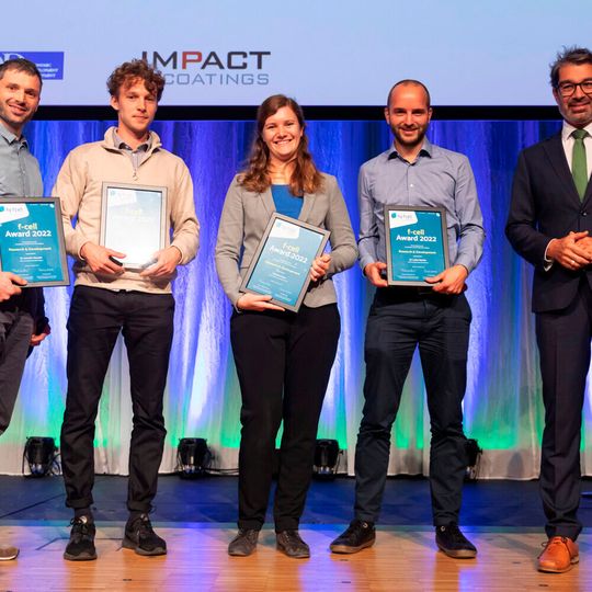 Dr. Andre Baumann, Staatssekretär im Ministerium für Umwelt, Klima und Energiewirtschaft, überreichte den mit 10.000 Euro dotierten f-cell Award an Dr. Severin Vierrath, Dr. Malte Klingenhof (TU Berlin), Susanne Koch und Dr. Lukas Metzler.(Bild:  Landesmesse Stuttgart)