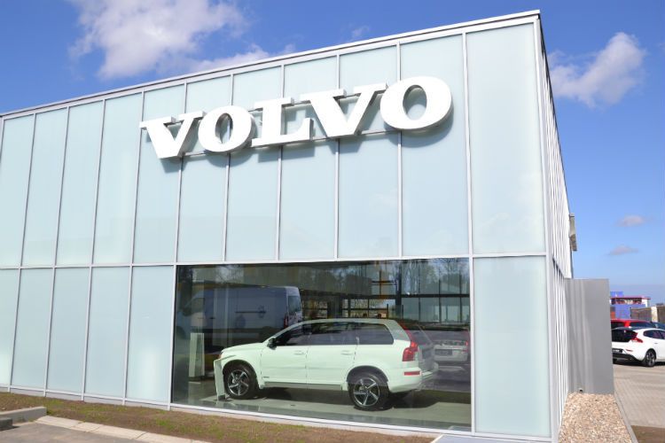 Eines der auffälligsten Elemente der neuen Außen-CI, im Bild das Autohaus Sachs, ist die Fassade aus satiniertem Glas. Nur einzelne Fahrzeuge werden durch Klarglasemente in den Fokus gestellt.  (Foto: Mauritz)