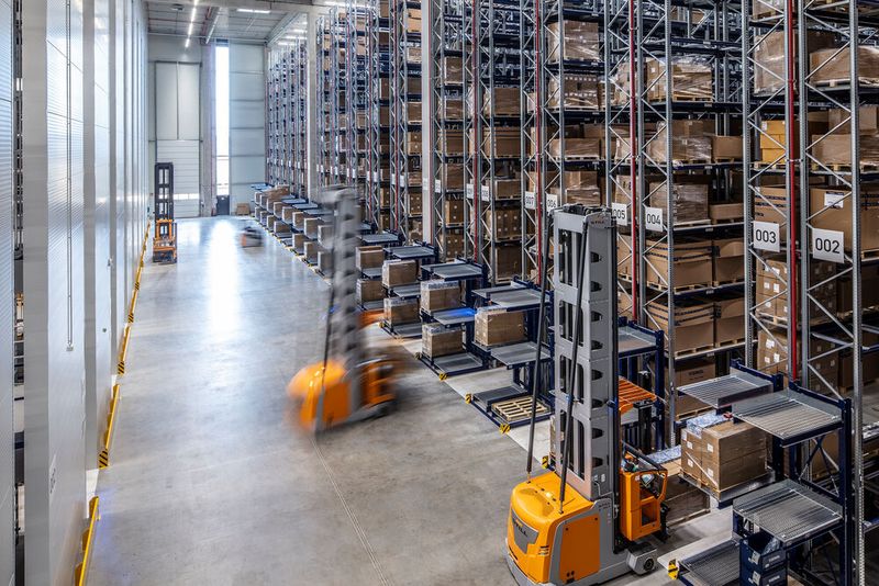 Als Pufferspeicher bei Vierol kommen im neuen Logistikzentrum Kragarmregale von Meta zum Einsatz. (Bild: Meta)