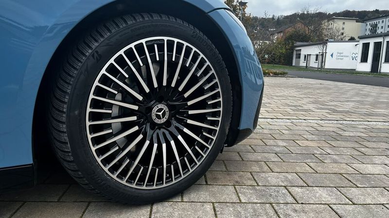 Mercedes bietet diverse Räder zur Auswahl. Unser Testwagen kam mit der teuersten Option im Konfigurator:  Die Leichtmetallräder im Vielspeichen-Design kosten knapp 3.750 Euro, machen aber auch was her. (Bild: Simon – VCG)