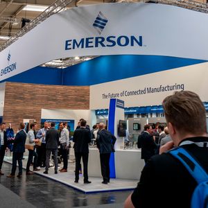 Im Rahmen der Messe legte Emerson einen Schwerpunkt auf die Markteinführung des ersten pneumatischen Ventilsystems mit optionaler OPC-UA-Funktionalität. Das System will die Interoperabilität fördern und den Datenzugriff vereinfachen. Auch die Produktivitätseffizienz soll nach Vorstellung des Herstellers profitieren, indem ein digitaler Zwilling integriert werden kann.(Bild:  Vogel Communications Group)