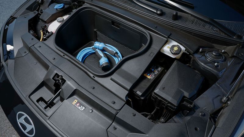 Hinzu kommt ein 45 Liter großer Frunk vorne, der beim Allradmodell auf 15 Liter zusammenschrumpft. (Bild: Hyundai)