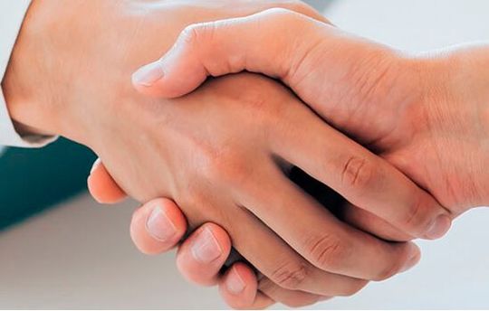 Der Händedruck zur Auftragserteilung an deutsche Unternehmen wurde jetzt doch deutlich öfter ausgeführt als es Experten für möglich gehalten haben. Hier die neuesten Analysen des Statistischen Bundesamtes ...(Bild:  D. Prettler)