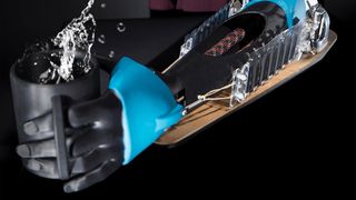 Der biorobotische Arm unterdrückt menschliches Zittern.
 (Bild: Max-Planck-Institut für Intelligente Systeme)