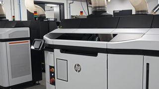 Mit der Anschaffung zweier 3D-Drucksysteme der HP-Jet-Fusion-5600-Serie will Protolabs seine Vorreiterrolle innerhalb der Welt der additiven Fertigung unterstreichen.  (Bild: Protolabs)