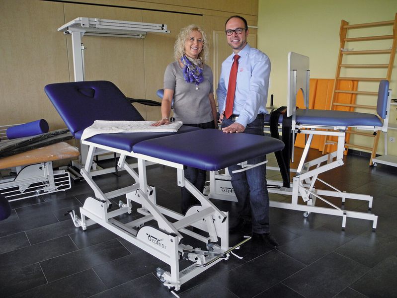 Fruchtbare Kooperation: Özpinar-Geschäftsführerin Jutta Gissler und Roemheld-Produktbereichsleiter Alexander Schul sind stolz auf die robusten Patientenliegen. (Bild: Roemheld)