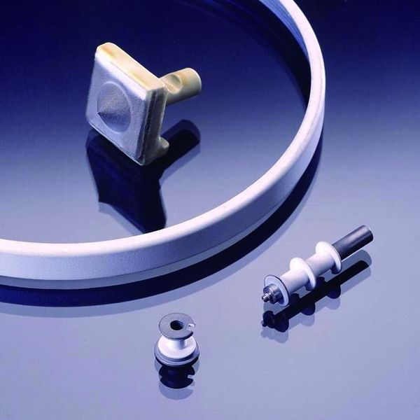 Bild 3: Keramikschichten funktionalisieren Metallteile. So ermöglicht eine 200 mm dicke weiße Aluminiumoxidschicht eine elektrische Isolation bei einer Spannung bis 500 V. (Archiv: Vogel Business Media)